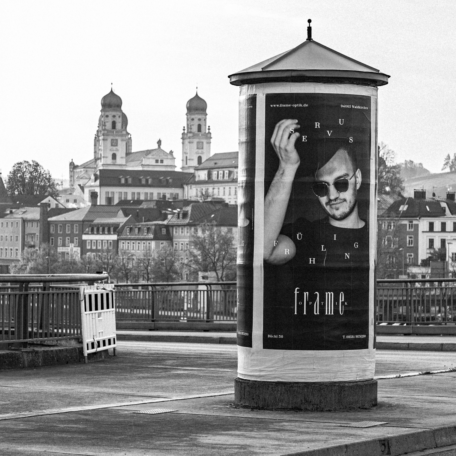 Litfaßsäule Frame Optik, Servus