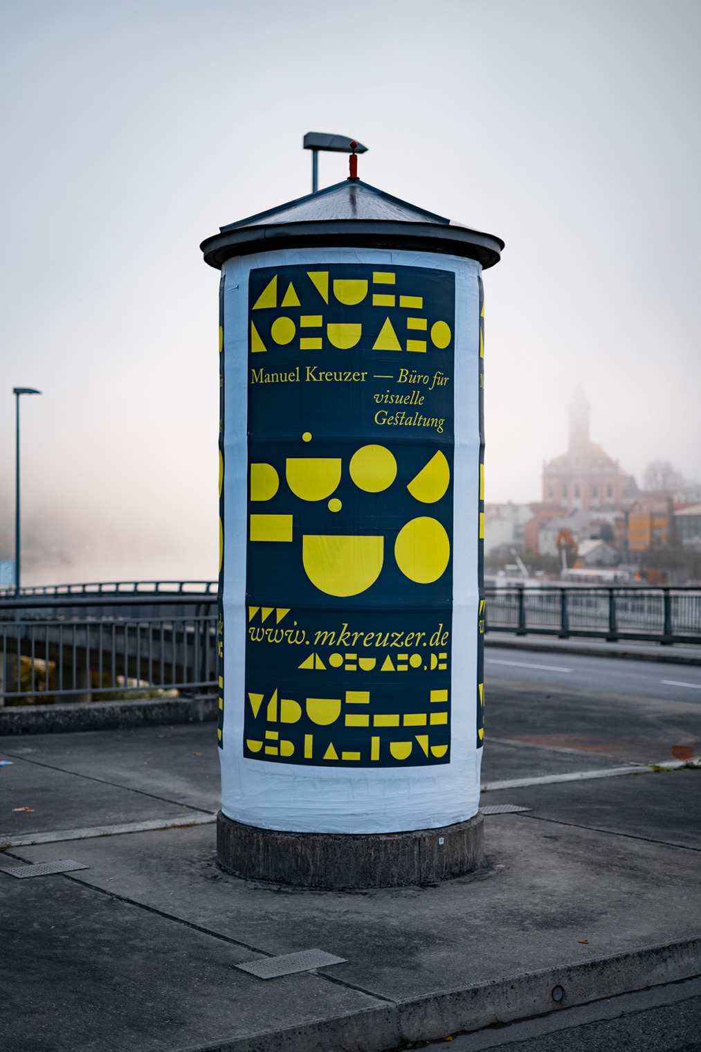 Litfaßsäule Manuel Kreuzer, Code, Form oder Schrift