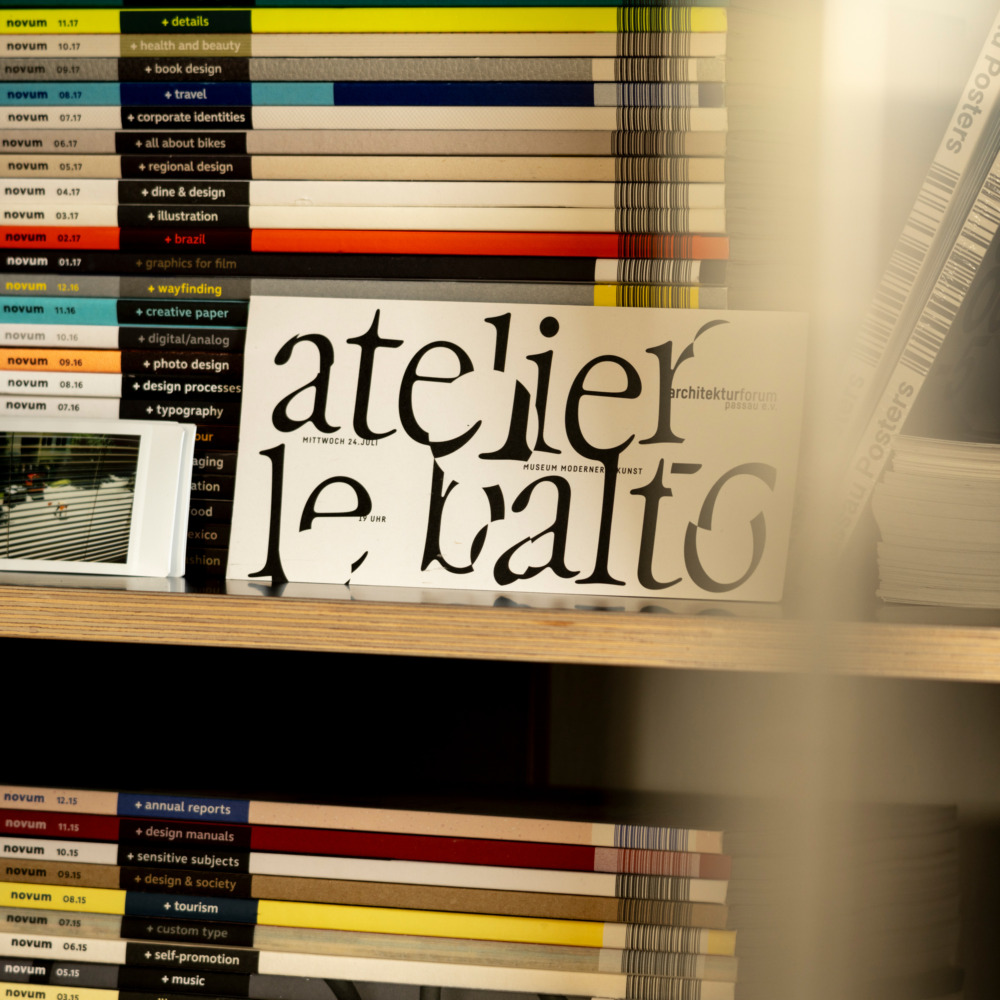 Typografische Einladungskarte für den Werkvortrag von »atelier le balto«, berlin